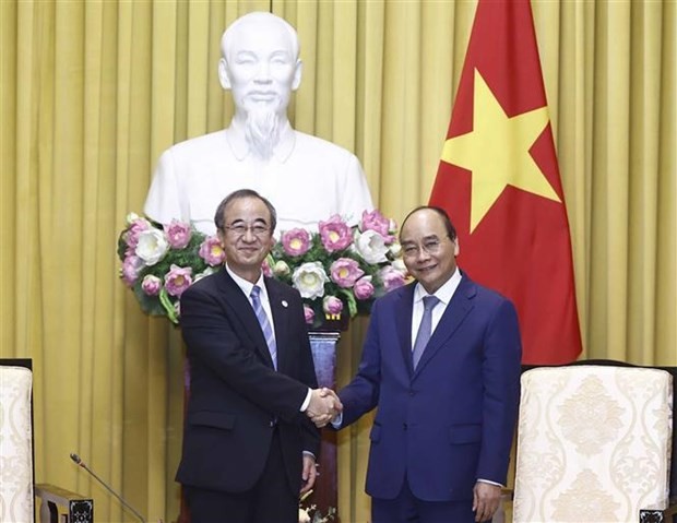 El presidente de Vietnam, Nguyen Xuan Phuc (derecha), recibe al gobernador de la prefectura japonesa de Niigata, Hanazumi Hideyo. (Fotografía: VNA)