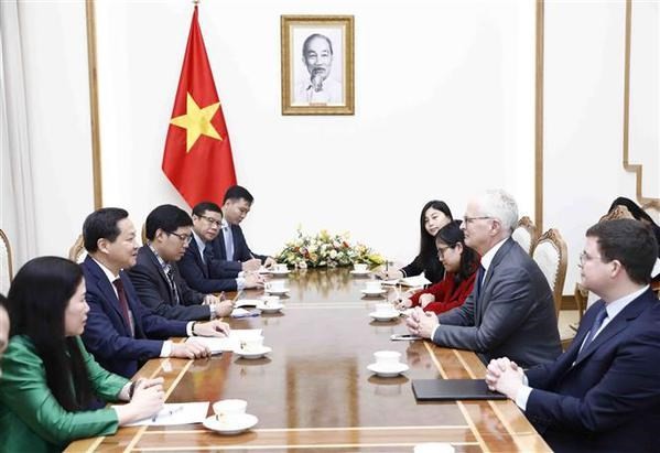 Encuentro entre el vicepremier vietnamita Le Minh Khai y el presidente y director ejecutivo de la SIA, John Neuffer. (Fotografía: VNA)