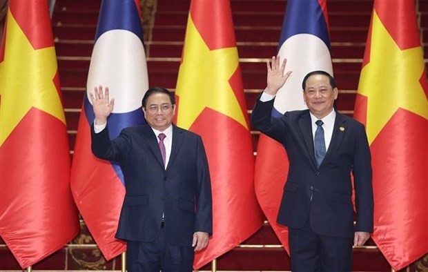 El primer ministro de Vietnam, Pham Minh Chinh, y su homólogo laosiano, Sonexay Siphandone, en el acto de balance del Año de Amistad y Solidaridad binacional. (Fotografía: VNA)