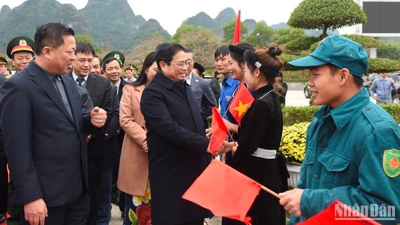El jefe de Gobierno, recibido por habitantes en Ta Lung.