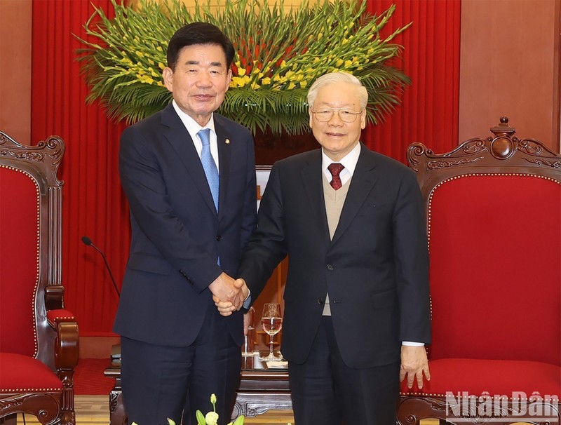 El secretario general del Partido Comunista de Vietnam, Nguyen Phu Trong, y el presidente de la Asamblea Nacional de Corea del Sur, Kim Jin-pyo. (Fotografía: Nhan Dan)