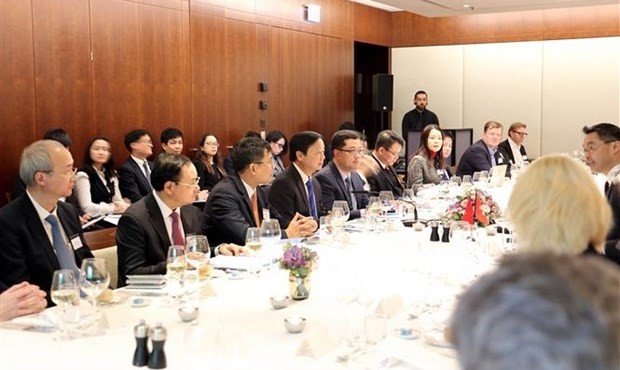 El vicepremier Tran Hong Ha en la sesión de trabajo con los inversores. (Fotografía: VNA)
