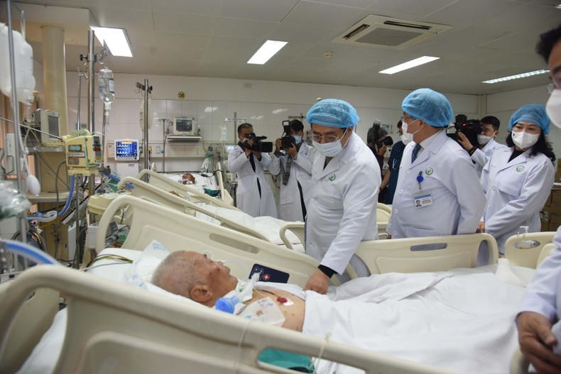 El premier vietnamita visita a un paciente. (Fotografía: Nhan Dan)