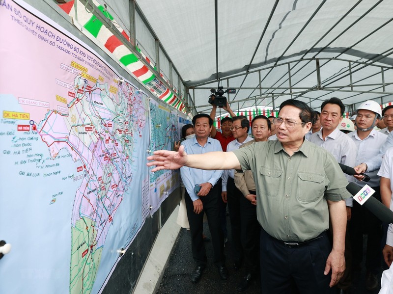 El primer ministro de Vietnam, Pham Minh Chinh, revisa obras claves infraestructurales en el delta del Mekong. (Fotografía: VNA)