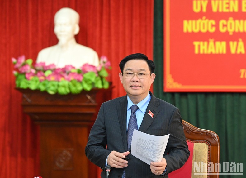 El presidente de la Asamblea Nacional, Vuong Dinh Hue, habla en la reunión. (Fotografía: Nhan Dan)