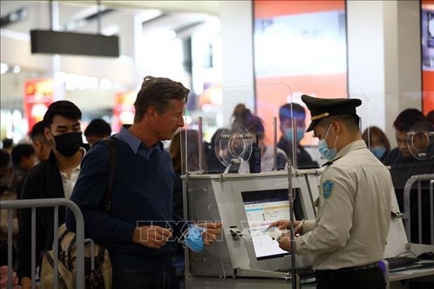 Turistas extranjeros en el Aeropuerto Internacional de Noi Bai, en Hanói. (Fotografía: VNA)