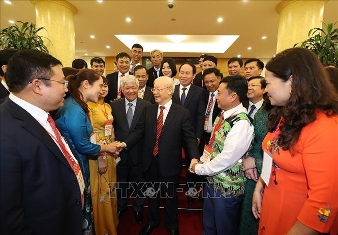 El secretario general del PCV, Nguyen Phu Trong, se reúne con delegados a la Conferencia Nacional de Reconocimiento a Destacados Presidentes del Frente de la Patria a nivel comunal y Jefes de los Comités para la Labor del Frente. (Fotografía: VNA)