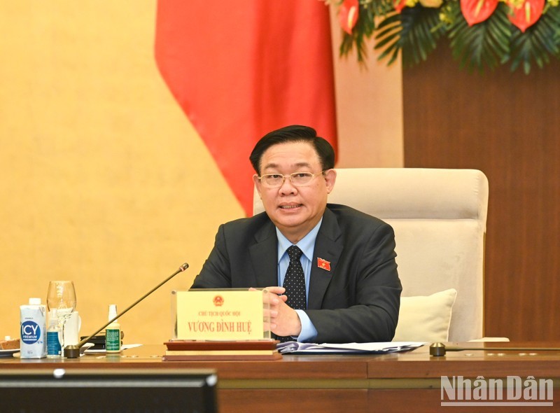 El presidente de la Asamblea Nacional, Vuong Dinh Hue, interviene en la cita. (Fotografía: Nhan Dan)