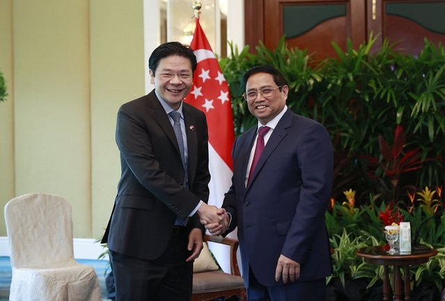El primer ministro Pham Minh Chinh (derecha) y el vice primer ministro y titular de Finanzas de Singapur, Lawrence Wong. (Fotografía: VGP)