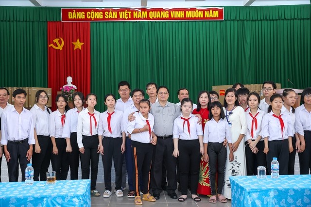 El primer ministro Pham Minh Chinh y niños con discapacidad en Ben Tre. (Fotografía: VGP)