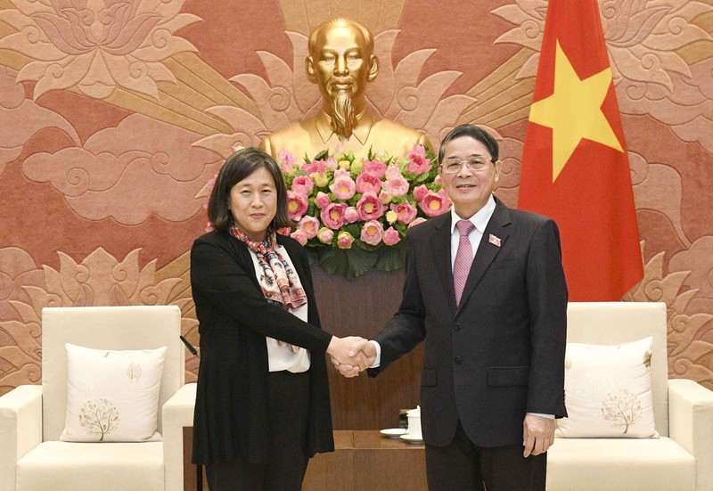 El vicepresidente de la Asamblea Nacional de Vietnam Nguyen Duc Hai y la representante de Comercio de Estados Unidos, Katherine Tai. (Fotografía: quochoi.vn)