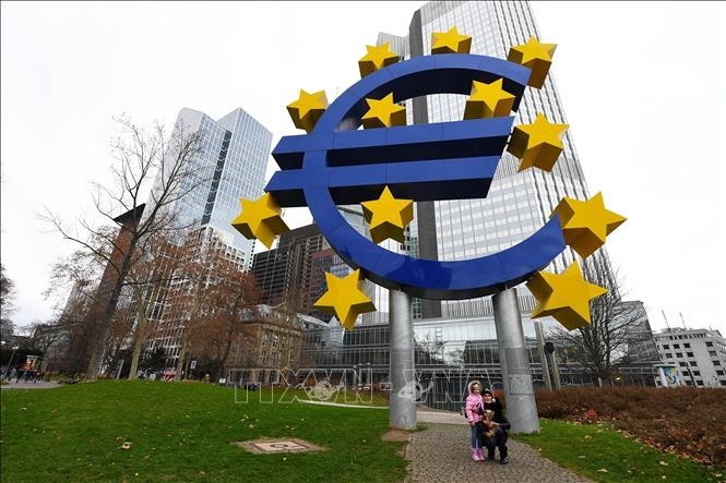 El símbolo del euro en Frankfurt, Alemania. (Fotografía: VNA)