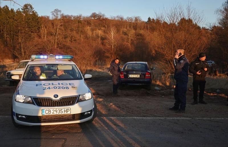 Agentes de seguridad búlgaros en el área donde se hallaron por lo menos 18 migrantes muertos en un camión abandonado cerca de la capital nacional, Sofía. (Fotografía: Reuters)