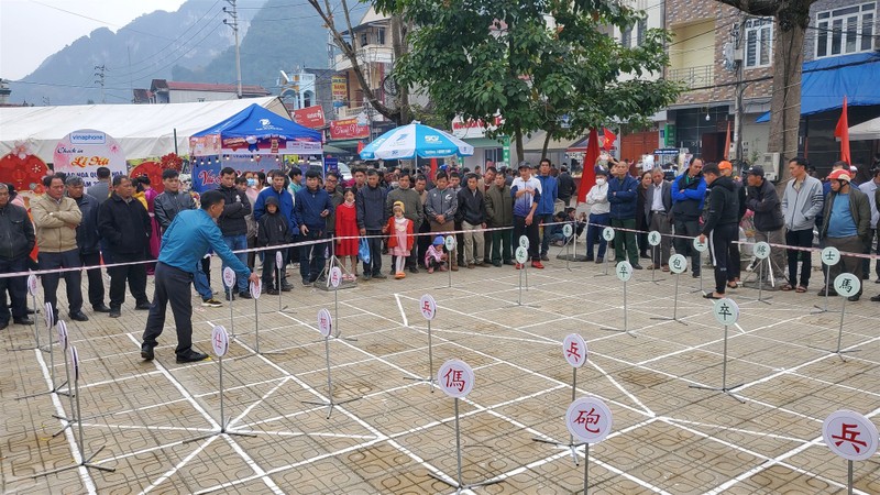 Un juego folclórico en el festival. (Fotografía: baocaobang.vn)
