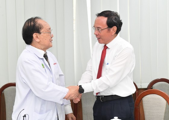 El secretario del Comité partidista en Ciudad Ho Chi Minh, Nguyen Van Nen, se reúne con el médico Tran Dong A. (Fotografía: sggp.org.vn)