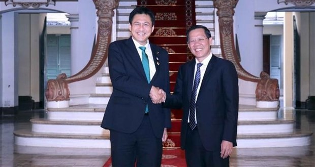 El presidente del Comité Popular de Ciudad Ho Chi Minh, Phan Van Mai (derecha), y el vicecanciller japonés, Takei Shunsuke. (Fotografía: VNA)