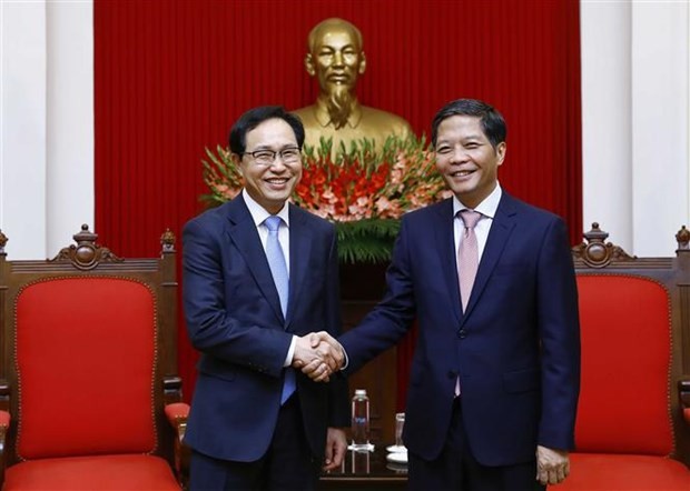 El miembro del Buró Político del Comité Central del Partido Comunista de Vietnam y jefe de su Comisión de Asuntos Económicos, Tran Tuan Anh (derecha), y el director general de la filial del grupo surcoreano Samsung en el país, Choi Joo Ho. (Fotografía: VNA)
