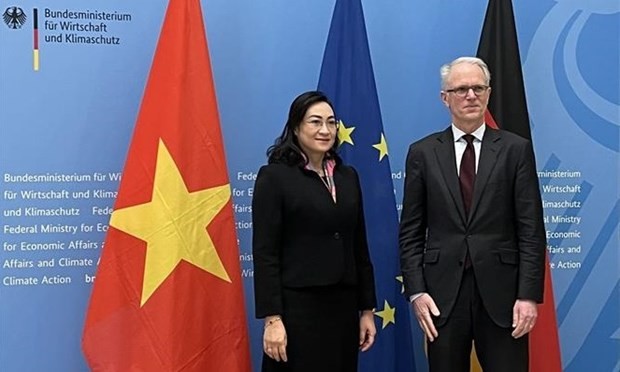 La viceministra de Industria y Comercio de Vietnam Phan Thi Thang y el secretario de Estado del Ministerio Federal de Economía y Protección del Clima de Alemania, Udo Philipp. (Fotografía: VNA)