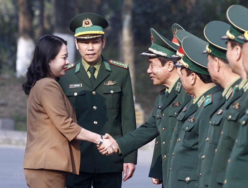 La presidenta interina de Vietnam, Vo Thi Anh Xuan, visita la Academia de Guardia Fronteriza. (Fotografía: VNA)