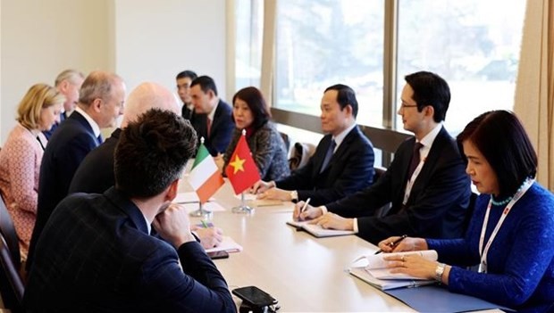 El vicepremier Tran Luu Quang en la reunión con el vice primer ministro, canciller y titular del Ministerio de Defensa de Irlanda, Michéal Martin. (Fotografía: VNA)