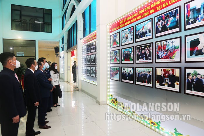 La delegación visita la estación de Dong Dang. (Fotografía: baolangson.vn)