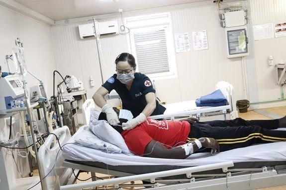 Oficial médico del hospital de campaña de nivel 2 de Vietnam en Sudán del Sur examina a un paciente (Fotografía: Departamento de Mantenimiento de la Paz de Vietnam)