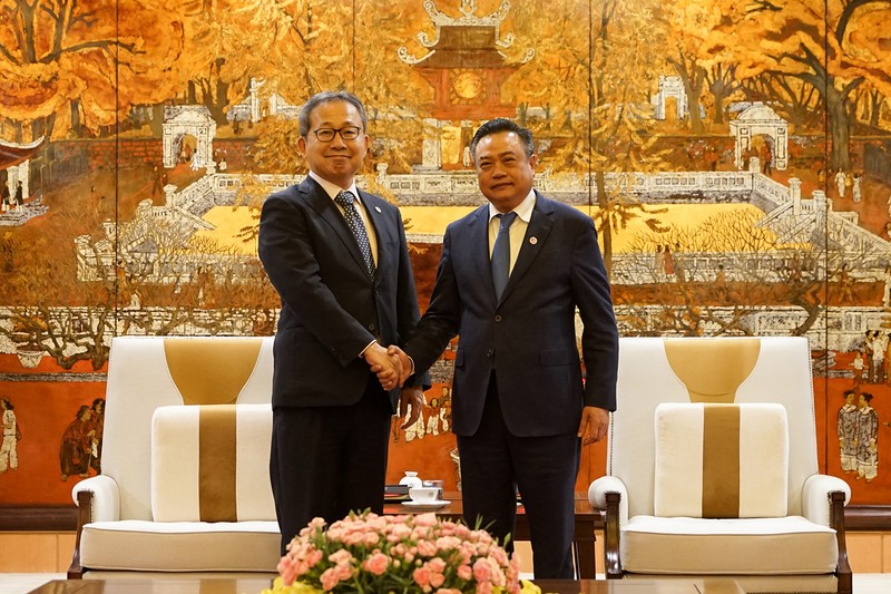 El presidente del Comité Popular de Hanói, Tran Sy Thanh (derecha), y el embajador de Japón en Vietnam, Takio Yamada. (Fotografía: hanoimoi.com.vn)