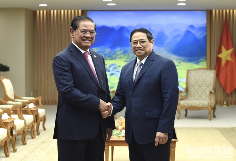 El primer ministro de Vietnam, Pham Minh Chinh (derecha), y el vicepremier y titular del Interior camboyano, Samdech Krolahom Sar Kheng. (Fotografía: Nhan Dan)