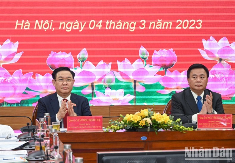 El presidente de la Asamblea Nacional de Vietnam, Vuong Dinh Hue (izquierda), en la reunión. (Fotografía: Nhan Dan)
