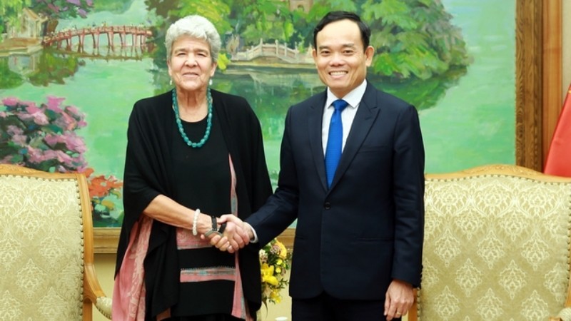 El vice primer ministro de Vietnam Tran Luu Quang y la subsecretaria de Comercio de Estados Unidos, Marisa Lago. (Fotografía: VGP)