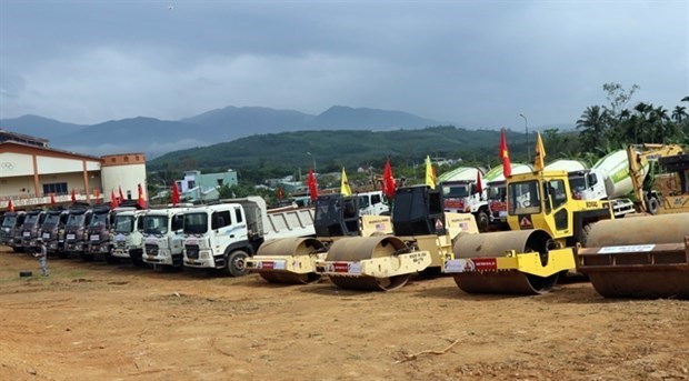 Vehículos y equipos preparados para el proyecto destinado a elevar la calidad de la Ruta Nacional 14E. (Fotografía: VNA)