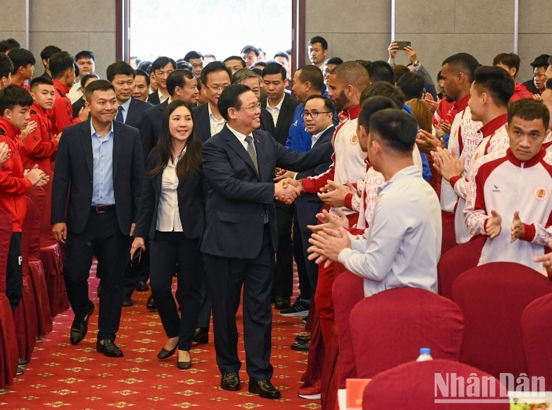 El dirigente parlamentario de Vietnam visita el Centro de Formación de Fútbol Juvenil PVF (Fotografía: Nhan Dan)