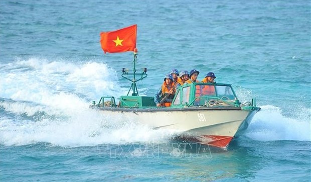 Los soldados vietnamitas siguen vigilando día y noche en Truong Sa para proteger firmemente la soberanía nacional en los mares y las islas. (Fotografía: VNA)