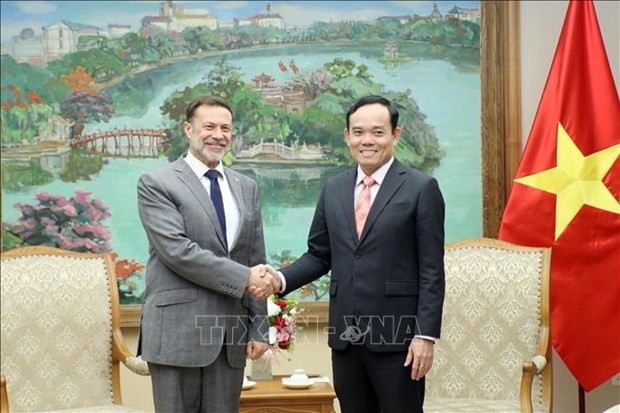 El vice primer ministro vietnamita Tran Luu Quang (derecha) y el embajador de Australia en Vietnam, Andrew Goledzinowski. (Fotografía: VNA)