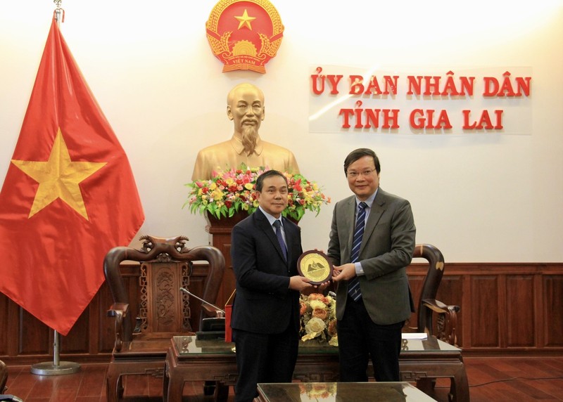 El embajador de Laos en Vietnam, Sengphet Houngboungnuang (izquierda), recibe un regalo del gobierno de Gia Lai. (Fotografía: gialai.gov.vn)