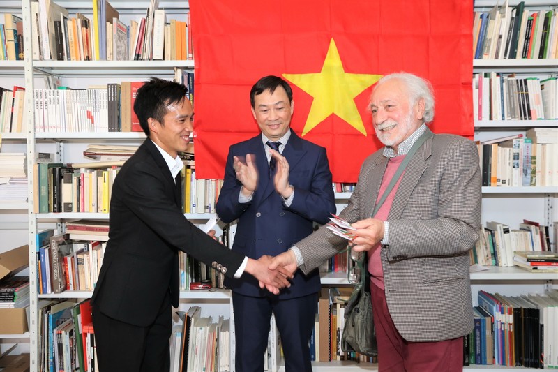 Renato Darsie (derecha) entrega la utilización de la Casa Cultural de Vietnam a un representante de la comunidad estudiantil vietnamita en mayo de 2022. (Fotografía: VNA)