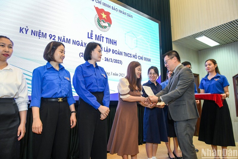 El presidente-editor de Nhan Dan, Le Quoc Minh, entrega la decisión de reconocimiento y regalos a los profesionales que finalizaron su membresía de la Unión. (Fotografía: Nhan Dan)
