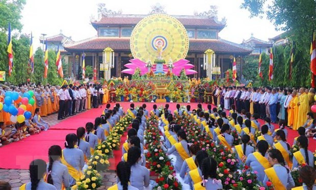 Panorama de la ceremonia conmemorativa al 2566 aniversario del nacimiento e iluminación de Buda (Día de Vesak) organizada en la ciudad vietnamita de Hue. (Fotografía: VNA)