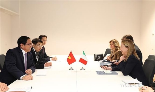 El primer ministro de Vietnam, Pham Minh Chinh, se reunió con su par italiana, Giorgia Meloni, en la 45 Cumbre Asean-UE en Bruselas. (Fotografía: VNA)