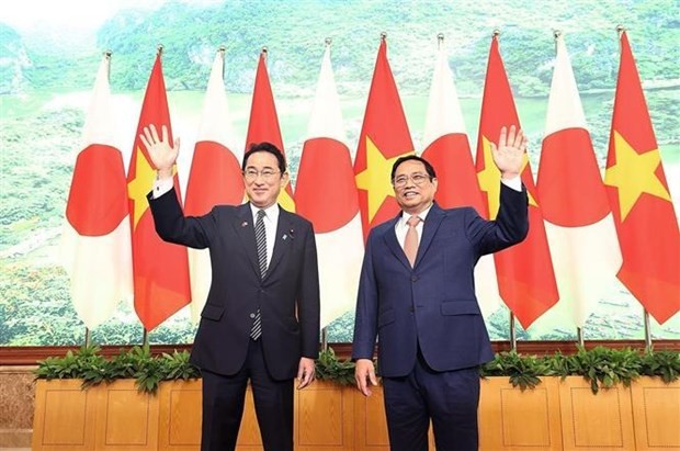 El primer ministro de Vietnam, Pham Minh Chinh (derecha), y su homólogo japonés, Kishida Fumio. (Fotografía: VNA)