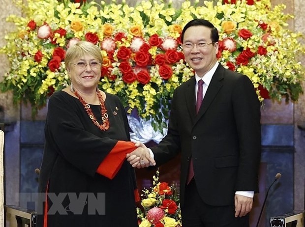 El presidente de Vietnam, Vo Van Thuong, recibe a la expresidenta chilena Michelle Bachelet. (Fotografía: VNA)