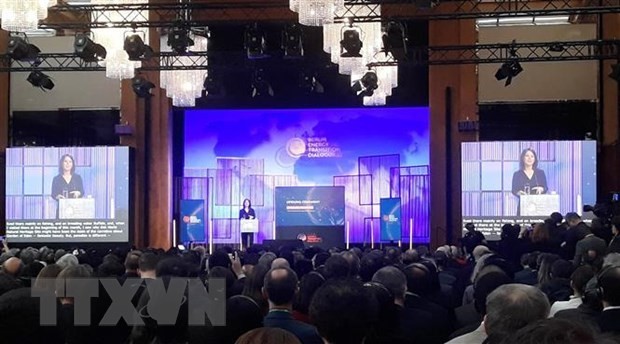 La ministra federal de Asuntos Exteriores de Alemania, Annalena Baerbock, interviene en el foro. (Fotografía: VNA)