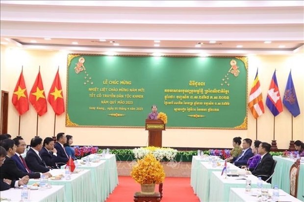 La viceprimera ministra de Camboya, Men Sam On, agradece a los visitantes vietnamitas en el evento. (Fotografía: VNA)