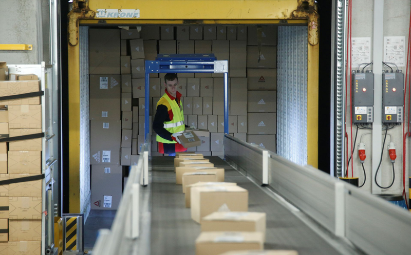 Un empleado coloca paquetes en una cinta transportadora en un nuevo centro de paquetes DHL/Deutsche Post en Bochum, Alemania, 18 de noviembre de 2019. (Fotografía: Reuters)