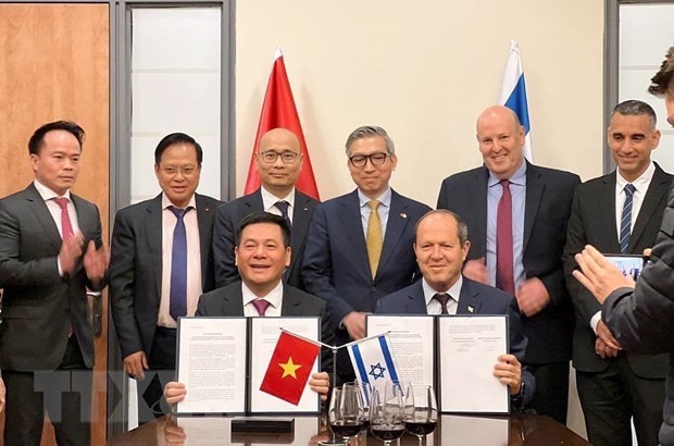 Los ministros de Comercio de Vietnam e Israel firman la declaración de conclusión del TLC bilateral. (Fotografía: VNA)