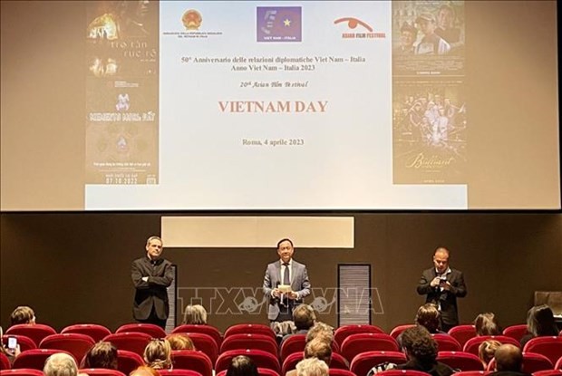 El embajador vietnamita en Italia, Duong Hai Hung, habla en la ceremonia de inauguración del Día de Vietnam. (Fotografía: VNA)
