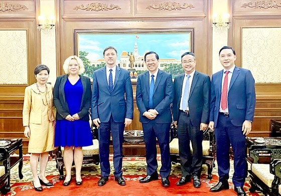 Encuentro entre Phan Van Mai, presidente del Comité Popular de Ciudad Ho Chi Minh, y Baloghdi Tibor, embajador de Hungría en Vietnam. (Fotografía: VNA)