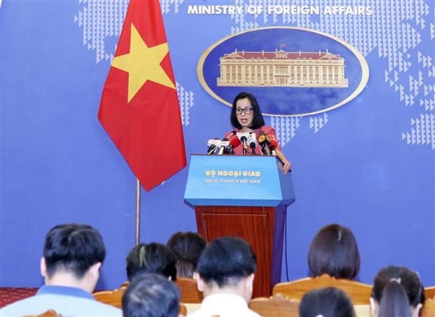 La portavoz adjunta del Ministerio de Relaciones Exteriores Pham Thu Hang responde a las preguntas de los reporteros. (Fotografía: VNA)