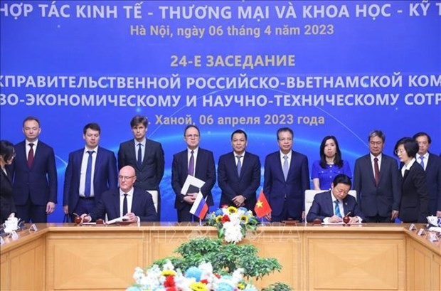 El vice primer ministro de Vietnam Tran Hong Ha y su homólogo ruso Dmitry Chernyshenko presencian la firma de documentos de cooperación entre ambos países. (Fotografía: VNA)