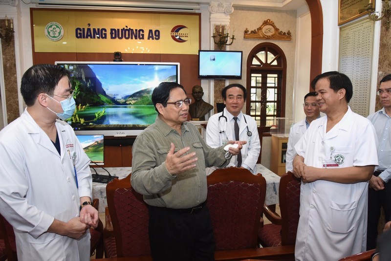 El primer ministro de Vietnam, Pham Minh Chinh, y médicos del Hospital de Bach Mai. (Fotografía: VNA) 